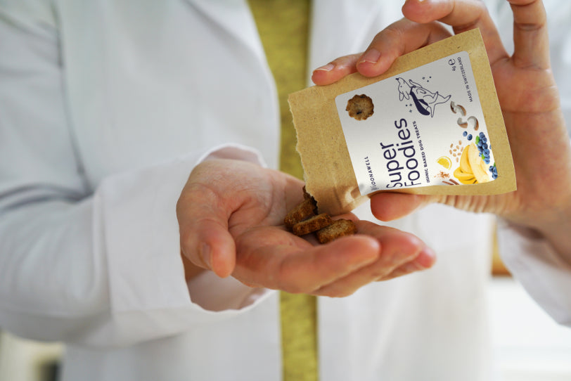 Ein Loonawell-Lebensmittelwissenschaftler öffnet die Bio-Super Foodies Hundesnacks